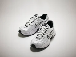 NIKE Sneakers ><noscript><img data-lazyloaded=