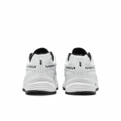 NIKE Sneakers ><noscript><img data-lazyloaded=