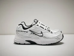 NIKE Sneakers ><noscript><img data-lazyloaded=