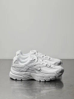 NIKE Sneakers ><noscript><img data-lazyloaded=