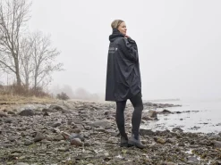 STOCKHOLM DESIGN GROUP Poncho Och Regnställ ><noscript><img data-lazyloaded=