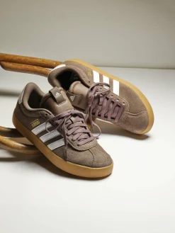 ADIDAS Sneakers ><noscript><img data-lazyloaded=